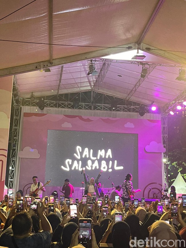 Salma membuat penonton sing along alias bernyanyi bersama saat melantunkan lagu terbarunya Rumah. Foto: Gresnia/Wolipop.