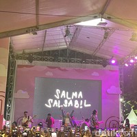 Salma membuat penonton sing along alias bernyanyi bersama saat melantunkan lagu terbarunya Rumah. Foto: Gresnia/Wolipop.