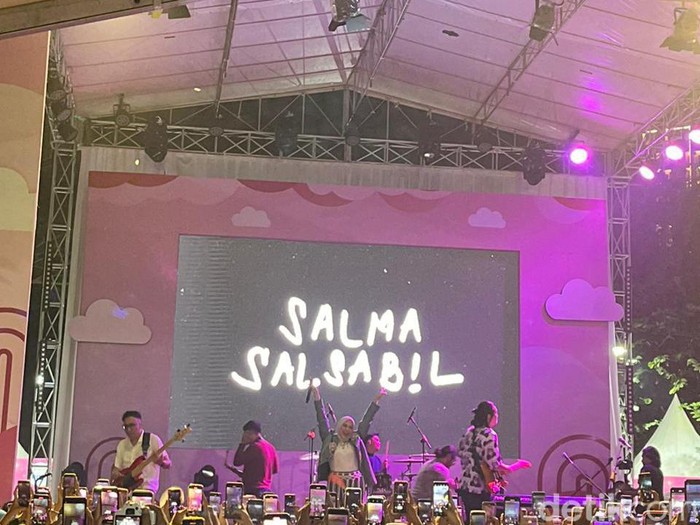 Penampilan Salma Salsabil di Emeron Hijab Hunt 2024.