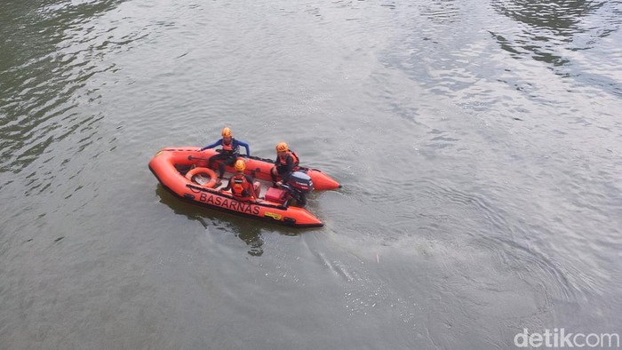 Seorang remaja, Rohit Astrat (15) tenggelam di sebuah bendungan di Lubuklinggau. Di sungai tersebut, korban bersama teman-temannya sedang berenang dan terjun dari jembatan.