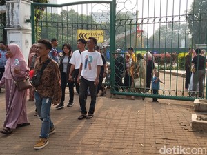 Warga Tak Tahu Monas Sampai Jam 4 Sore: Beli Gorengan, Mau Masuk Lagi Tutup