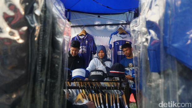 Penjual pernak-pernik Persib Bandung di Stadion Si Jalak Harupat, Kabupaten Bandung