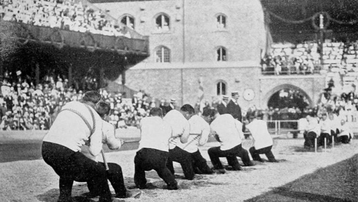 Pertandingan tarik tambang Inggris Raya (kiri) melawan Swedia (kanan) pada Olimpiade Musim Panas 1912, 7 Juli 1912.