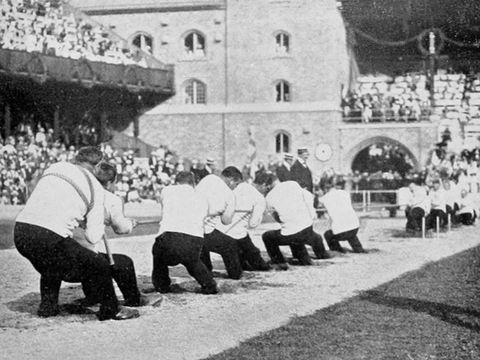 Pertandingan tarik tambang Inggris Raya (kiri) melawan Swedia (kanan) pada Olimpiade Musim Panas 1912, 7 Juli 1912.