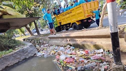 Petugas Dinas PUPR Kota Denpasar mengumpulkan sebanyak 100 ton sampah dan endapan lumpur saat membersihkan saluran drainase beberapa waktu lalu. (Foto: Istimewa)