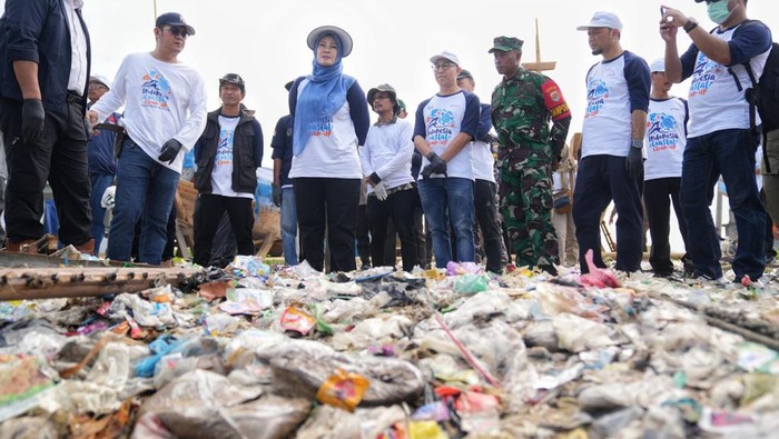 PGN aksi bersih pantai di Teluk Labuan