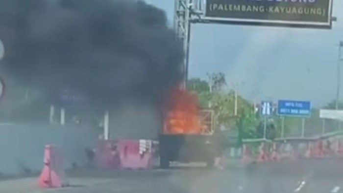 Mobil pikap yang membawa sepeda listrik terbakar di pintu masuk Tol Palembang-Kayuagung. Pikap dan sepeda listriknya hangus dilalap si jago merah.