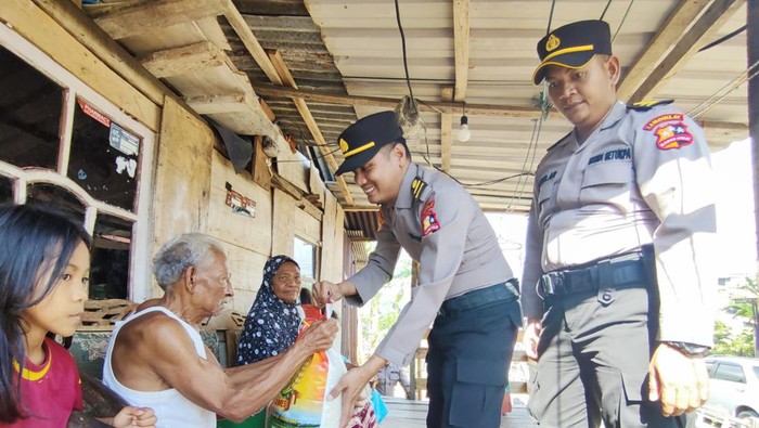 Polisi di Makassar cegah kejahatan dengan berbagi ke warga kurang mampu. Dokumen Istimewa