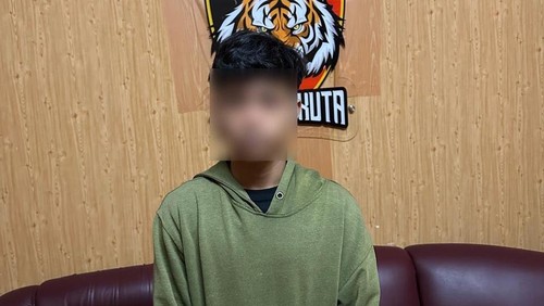 Polisi menangkap remaja pria yang merusak fasilitas di Pantai Legian, Bali.