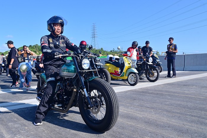 Presiden Jokowi Widodo (Jokowi) meresmikan Jembatan Pulau Balang di Penajam Paser Utara, Kalimantan Timur. Jokowi hadir dalam peresmian infrastruktur IKN itu sambil konvoi bareng artis dan para influencer.