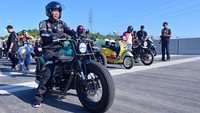 Presiden Jokowi mengendarai sepeda motor custom berwarna dominan hijau tersebut juga didampingi beberapa menteri. Di antaranya Basuki Hadimuljono serta Wamen  ATR/BPN Raja Juli Antoni (Foto: Muchlis Jr - Biro Pers Sekretariat Presiden).