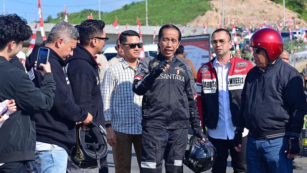 Presiden Jokowi Widodo (Jokowi) meresmikan Jembatan Pulau Balang di Penajam Paser Utara, Kalimantan Timur. Jokowi hadir dalam peresmian infrastruktur IKN itu sambil konvoi bareng artis dan para influencer.