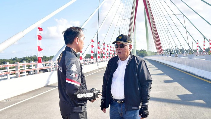Presiden Jokowi Widodo (Jokowi) meresmikan Jembatan Pulau Balang di Penajam Paser Utara, Kalimantan Timur. Jokowi hadir dalam peresmian infrastruktur IKN itu sambil konvoi bareng artis dan para influencer.