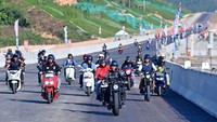 Selain itu proyek jalan tol juga dikerjakan Kementerian PUPR. Ruas tol yang telah siap digunakan fungsional yaitu Segmen 3A Karang Joang-KKT Kariangau sepanjang 13,4 km, dan Segmen 3B KKT Kariangau-Simpang Tempadung sepanjang 7,33 km. Tol ini akan mempersingkat waktu tempuh perjalanan dari Balikpapan menuju kawasan inti IKN. (Rusman/setpres)