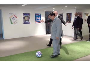 Di Markas FIFA, Prabowo Unjuk Kebolehan Main Bola: Kena Tiang Lalu Gol