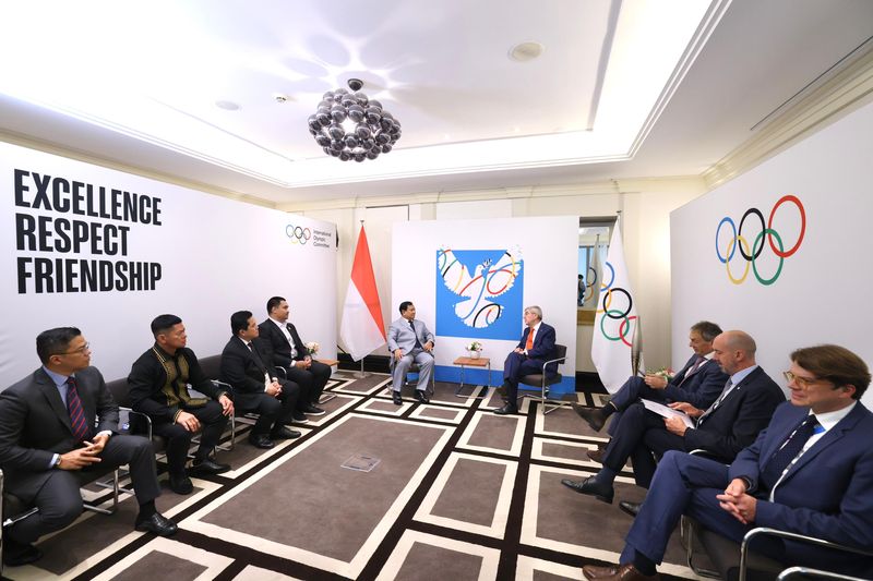 Prabowo Subianto bersama Presiden IOC