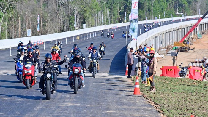 Presiden Jokowi mengatakan kondisi jalan tol dapat lebih dirasakan apabila menggunakan sepeda motor. Oleh karena itu, Presiden memilih mengendarai motor untuk meninjau langsung kondisi pembangunan jalan tol IKN (Foto: Muchlis Jr - Biro Pers Sekretariat Presiden)