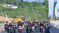 Presiden Jokowi berseloroh sampai ikutan ngebut di jalan tol saat melihat Menteri PUPR Basuki Hadimuljono motoran. (Foto: Muchlis Jr - Biro Pers Sekretariat Presiden).