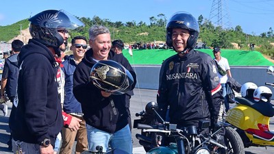 7 Foto Jokowi Ngaspal Bareng Artis di IKN Pakai Motor Custom RI-1 Hijau