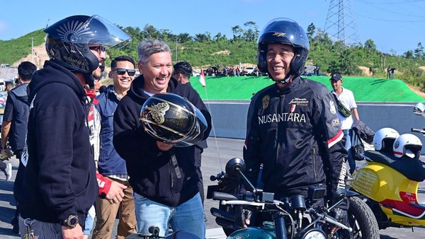 7 Foto Jokowi Ngaspal Bareng Artis di IKN Pakai Motor Custom RI-1 Hijau