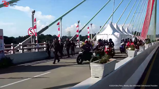 Presiden Jokowi meresmikan Jembatan Pulau Balang di Penajam Paser Utara, Kalimantan Timur sambil konvoi bareng artis dan para influencer (Foto: Tangkapan Layar YouTube Sekretariat Presiden)
