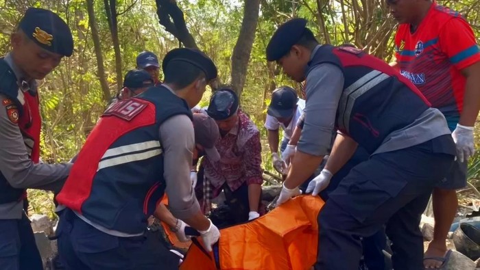 Proses evakuasi jasad korban kebakaran di Lembongan, Nusa Penida, Klungkung, Bali, Minggu (28/7/2024). (Foto: Dok. Polsek Nusa Penida)