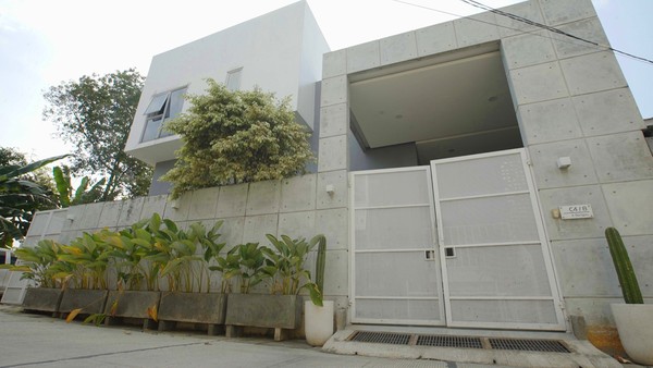 Intip Isi Rumah Sebelah Makam yang Estetik, Ada Taman Indoornya!