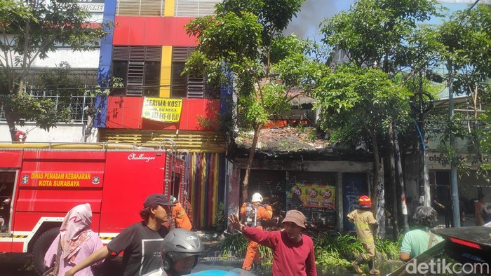 Rumah yang merupakan bangunan tua di Jalan Kertajaya Surabaya terbakar.