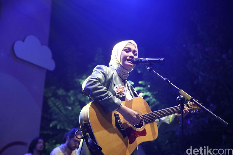 Salma Salsabil tampil dalam acara Emeron Hijab Hunt 2024 Jabodetabek yang digelar di Bekasi, Minggu (27/7/2024).