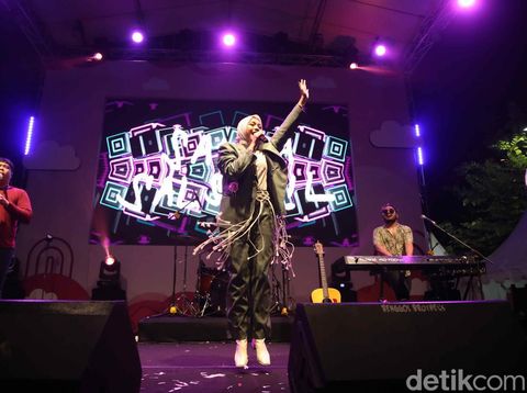 Salma Salsabil tampil dalam acara Emeron Hijab Hunt 2024 Jabodetabek yang digelar di Bekasi, Minggu (27/7/2024).