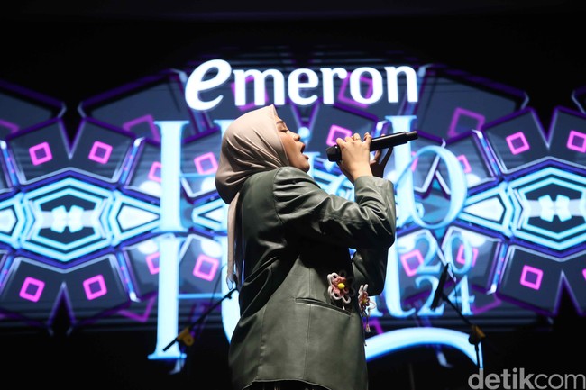 Di sela-sela penampilannya Salma memberikan pesan kepada para peserta audisi Emeron Hijab Hunt 2024. Salma mengatakan dia juga pernah berada di posisi mereka yaitu menjadi peserta audisi sebelum kini mulai meraih popularitas. Oleh karena itu dia berharap para peserta audisi Emeron Hijab Hunt 2024 untuk terus semangat dan tidak menyerah dalam menggapai mimpi. Foto: Pradita Utama