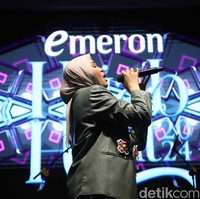 Di sela-sela penampilannya Salma memberikan pesan kepada para peserta audisi Emeron Hijab Hunt 2024. Salma mengatakan dia juga pernah berada di posisi mereka yaitu menjadi peserta audisi sebelum kini mulai meraih popularitas. Oleh karena itu dia berharap para peserta audisi Emeron Hijab Hunt 2024 untuk terus semangat dan tidak menyerah dalam menggapai mimpi. Foto: Pradita Utama