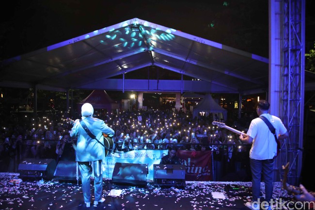 Pemenang Indonesian Idol musim ke-12 ini kembali membuat penonton bernyanyi bersama saat membawakan lagunya yang viral di TikTok, Bunga Hati. Foto: Pradita Utama