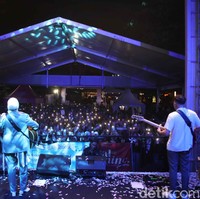 Pemenang Indonesian Idol musim ke-12 ini kembali membuat penonton bernyanyi bersama saat membawakan lagunya yang viral di TikTok, Bunga Hati. Foto: Pradita Utama