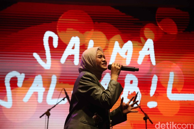 Salma Salsabil menampilkan sederet lagu hitsnya saat memeriahkan audisi Emeron Hijab Hunt 2024 di Jabodetabek yang berlangsung di Summarecon Mall Bekasi. Foto: Pradita Utama