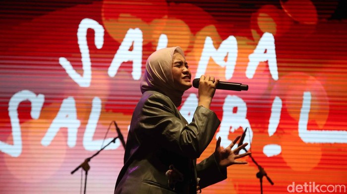 Salma Salsabil tampil dalam acara Emeron Hijab Hunt 2024 Jabodetabek yang digelar di Bekasi, Minggu (27/7/2024).