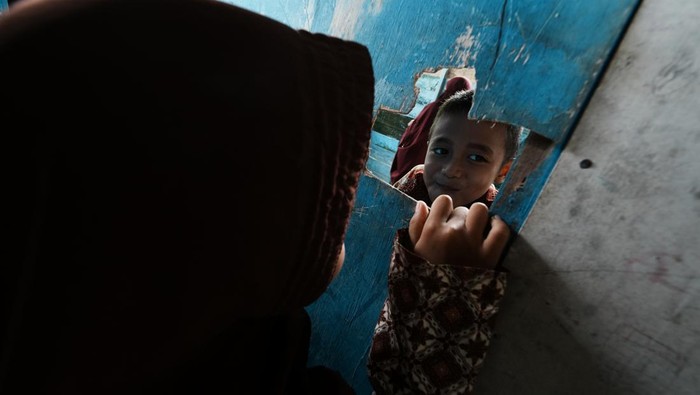Dua orang guru memberi materi pelajaran ke para murid yang mayoritas suku Bajo di Madrasah Ibtidaiyah Al Ikhlas Bajoe di Desa Bajoe Indah, Konawe, Sulawesi Tenggara, Rabu (24/7/2024). Kondisi bangunan Sekolah Madrasah Ibtidaiyah yang dibangun 2012 itu sebagian telah lapuk terutama bagian atas karena dimakan usia dan dikhawatirkan berbahaya bagi murid yang menjadi juara pertama pada lomba sains madrasah tingkat kabupaten/kota di Sulawesi Tenggara di tahun 2024. ANTARA FOTO/Jojon/foc.