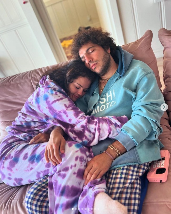 Selena Gomez mengekspresikan cintanya untuk Benny Blanco lewat unggahan Instagram terbaru. Dia membagikan sejumlah momen bersama kekasihnya, tak lama setelah merayakan ulang tahun ke-32. Foto: dok. Instagram @selenagomez