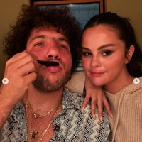 Visual Benny juga menjadi sorotan penggemar disebut-sebut kurang tampan. Meskipun begitu, Selena tak memperdulikan komentar miring dan mengutamakan kebahagian bersama kekasihnya itu. Foto: dok. Instagram @selenagomez