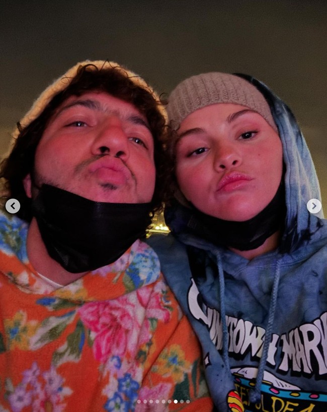 Namun, hubungan Selena Gomez dan Benny Blanco mendapat tentangan dari sejumlah penggemar. Mengingat Benny berteman dengan mantan kekasih Selena, Justin Bieber dan memproduseri lagunya. Foto: dok. Instagram @selenagomez