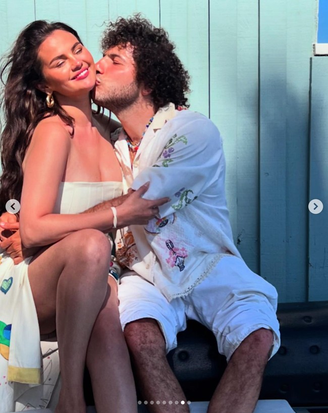 Sebelum berpacaran, Selena Gomez dan Benny Blanco telah bekerjasama untuk lagu I Can’t Get Enough pada tahun 2019. Lagu tersebut menjadi soundtrack film Spring Breakers, yang dibintangi Selena Gomez. Foto: dok. Instagram @selenagomez