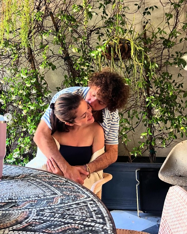 Dalam sejumlah foto, Benny tampak memberikan ciuman mesra untuk Selena. Foto: dok. Instagram @selenagomez