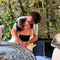 Dalam sejumlah foto, Benny tampak memberikan ciuman mesra untuk Selena. Foto: dok. Instagram @selenagomez