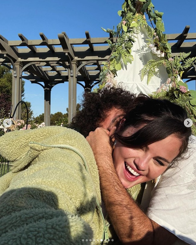 “Terima kasih telah berbagi kehidupanmu denganku hari ini dan setiap harinya 🙂” tulis Selena Gomez sebagai caption. Foto: dok. Instagram @selenagomez