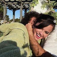 “Terima kasih telah berbagi kehidupanmu denganku hari ini dan setiap harinya 🙂” tulis Selena Gomez sebagai caption. Foto: dok. Instagram @selenagomez