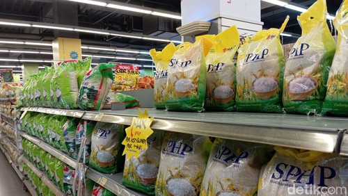 Stok beras SPHP milik Bulog yang tersedia di sejumlah retail modern di Kota Mataram beberapa waktu lalu.