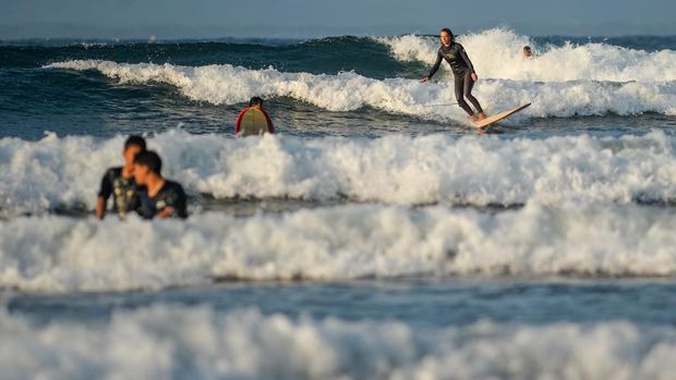 Serunya Taklukkan Ombak di Pantai Batukaras Foto udara sejumlah wisatawan beselancar di Pantai Batukaras, Kecamatan Cijulang, Kabupaten Pangandaran, Jawa Barat, Sabtu (27/7/2024). Pantai Batukaras yang telah dikenal sebagai destinasi wisata selancar ombak atau
