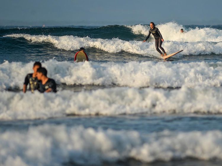 Serunya Taklukkan Ombak di Pantai Batukaras