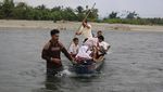 Jembatan Rusak, Siswa di Aceh Sebrangi Sungai untuk Sekolah