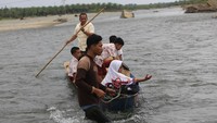 Sejumlah siswa menggunakan perahu darurat untuk melintasi sungai krueng Meureubo saat pulang sekolah dari Desa Meunuang Kinco Kecamatan Pante Ceureumen menuju Desa Cot Manggie Kecamatan Panton Reu, Aceh Barat, Aceh.